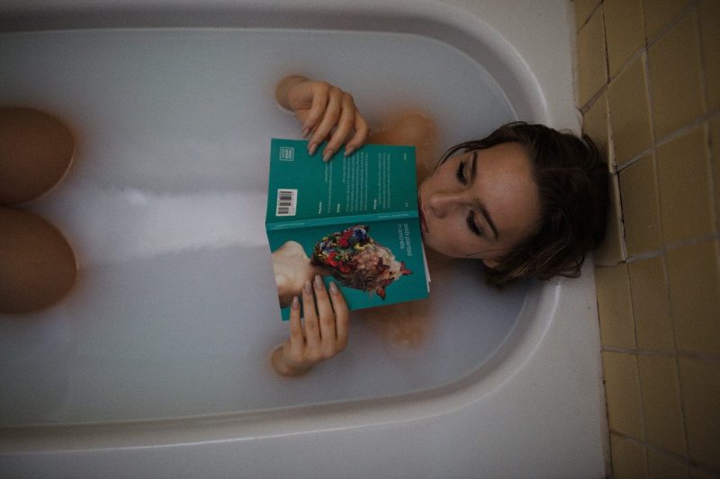 kąpiel, relaks, książka